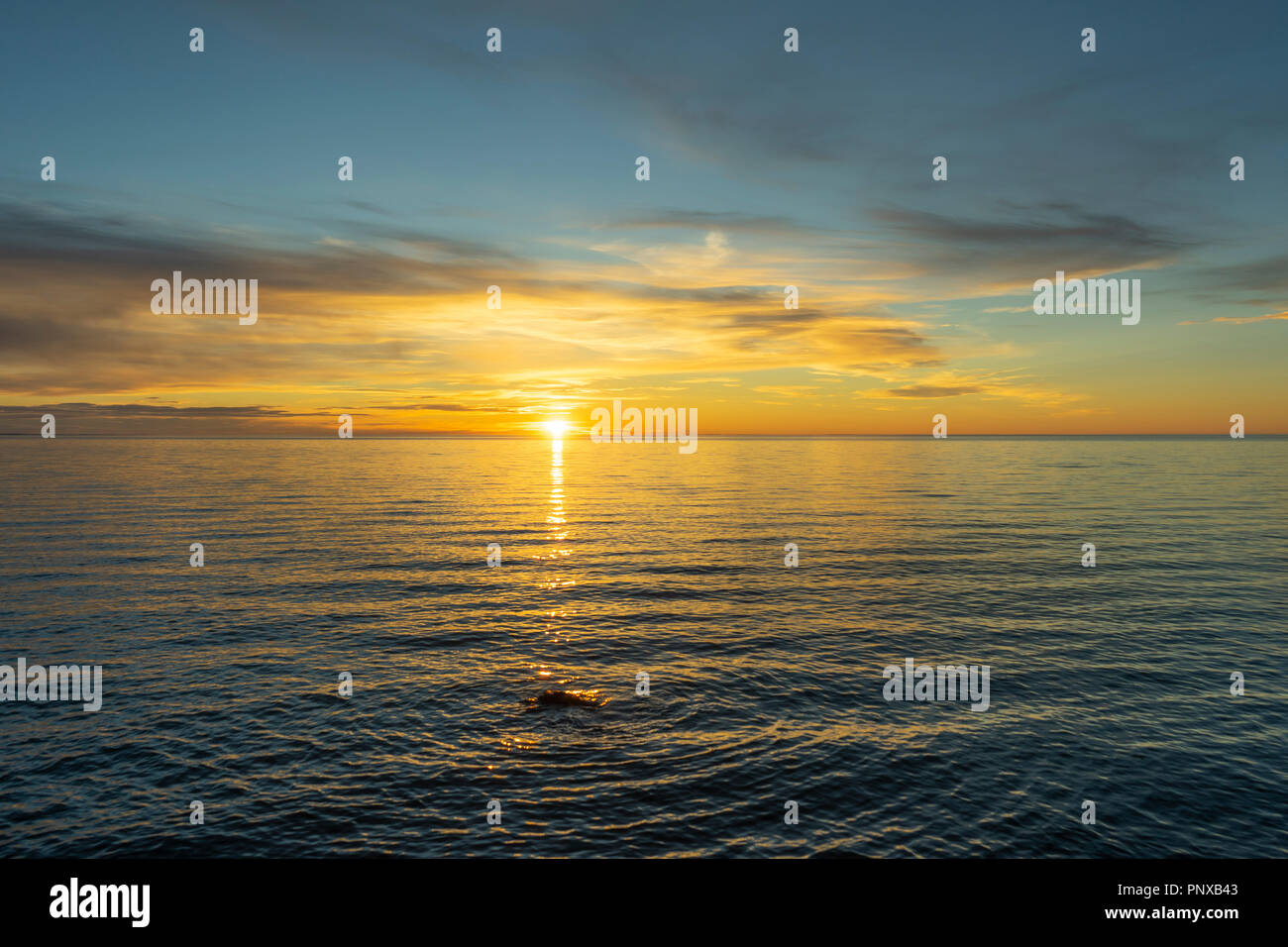 La vista del tramonto dal punto di Tuktoyaktuk, Northwest Territories, Canada Foto Stock