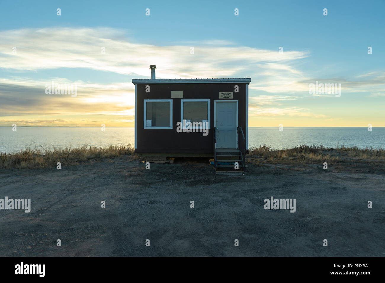 Il primo centro visitatori al tramonto in Tuktoyaktuk, Northwest Territories, Canada Foto Stock