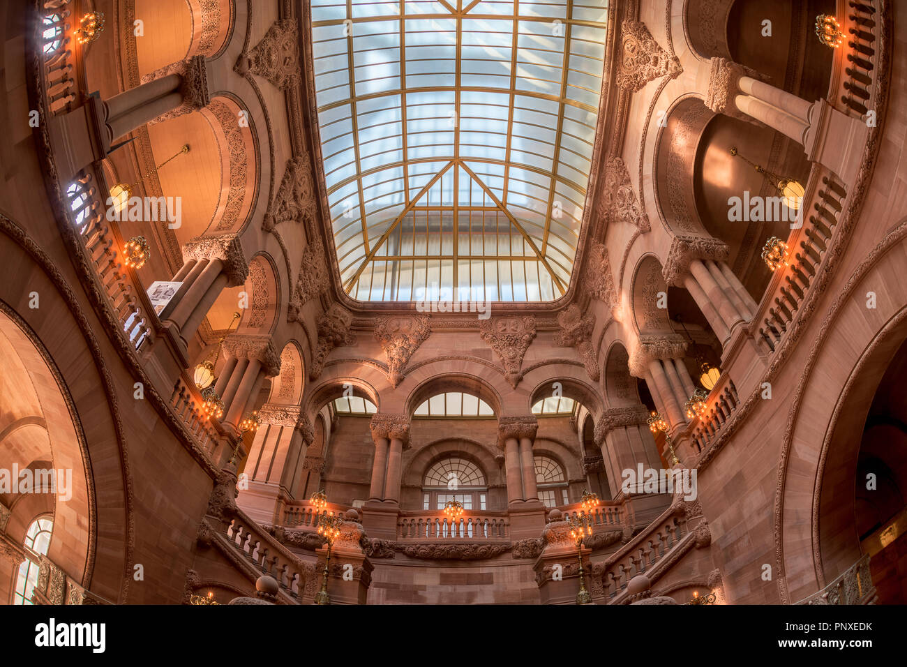 Il grande scalone occidentale (o 'Million Dollar scalinata") e il soffitto dell'atrio all'interno della New York State Capitol Building in Albany, New York Foto Stock