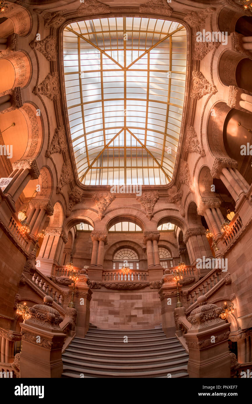 Il grande scalone occidentale (o 'Million Dollar scalinata") e il soffitto dell'atrio all'interno della New York State Capitol Building in Albany, New York Foto Stock