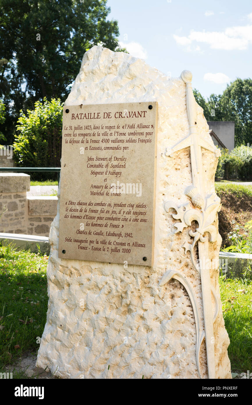 Lapide che ricorda la battaglia di Cravant, dipartimento Yonne, Borgogna, in Francia, in Europa Foto Stock