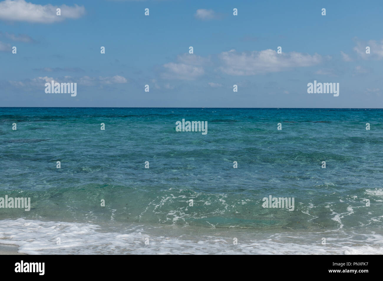 Il bellissimo mare con dolci onde che si infrangono sulla riva. Mare Tirreno. Sardo Foto Stock