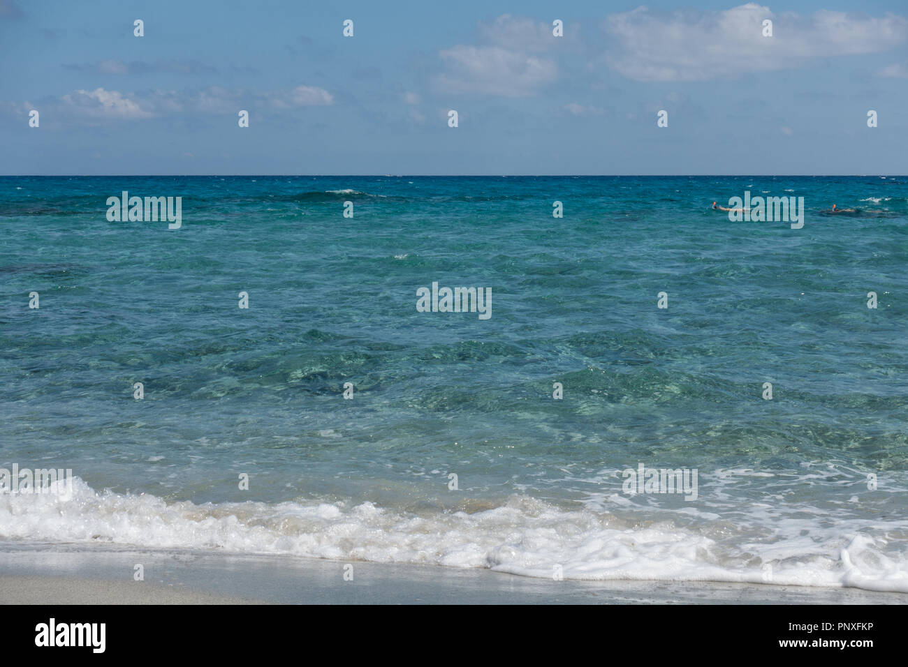 Il bellissimo mare con dolci onde che si infrangono sulla riva. Mare Tirreno. Sardo Foto Stock