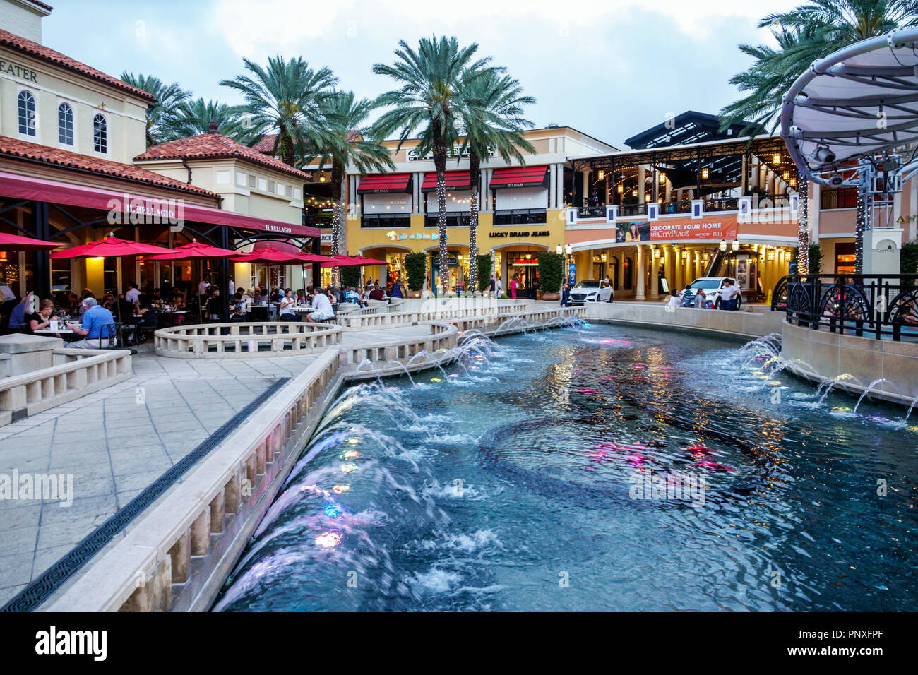 West Palm Beach Florida, The Square ex CityPlace, shopping shopper acquirenti negozi mercato mercati acquisti vendita mercato, negozio stor al dettaglio Foto Stock