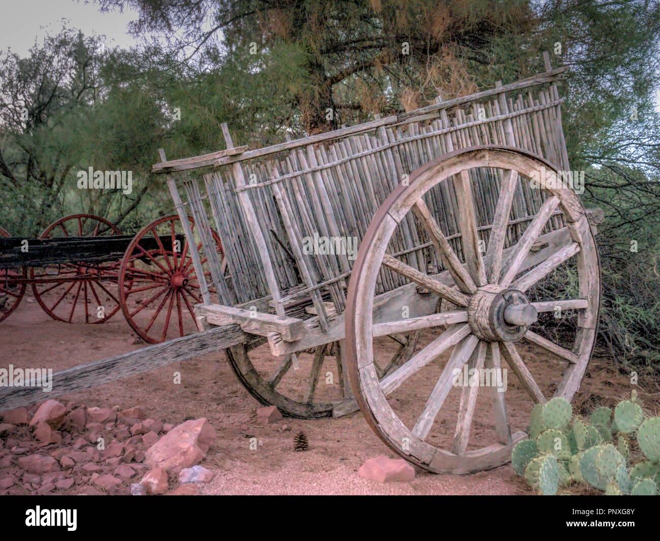 Vecchio carrello di legno con ruote di grande diametro a Sedona, in Arizona. Foto Stock