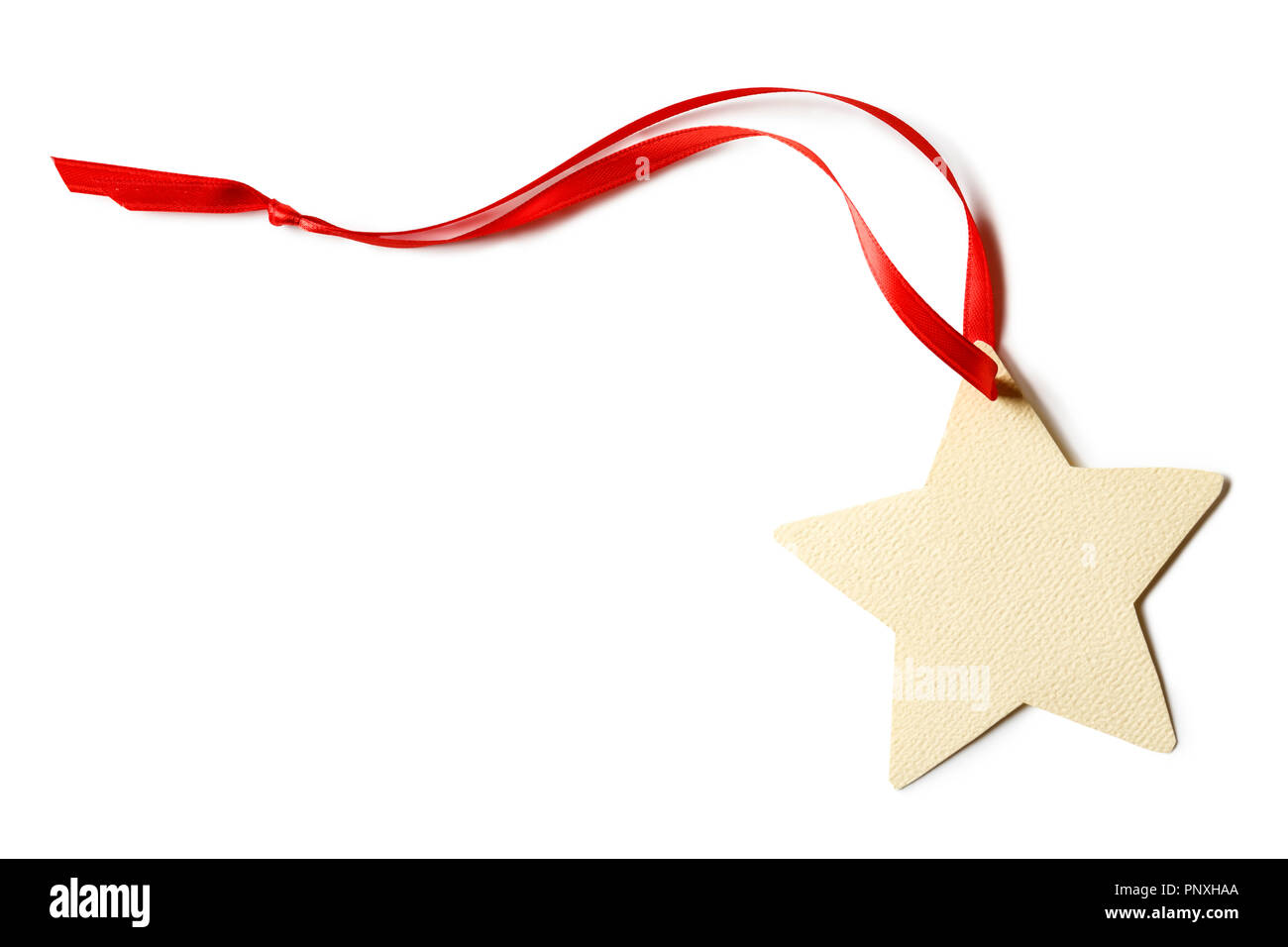 Vuoto, a forma di stella regalo di Natale tag con nastro rosso isolato su sfondo bianco. Semplice vacanza dei mestieri di carta oggetti elementi. Foto Stock