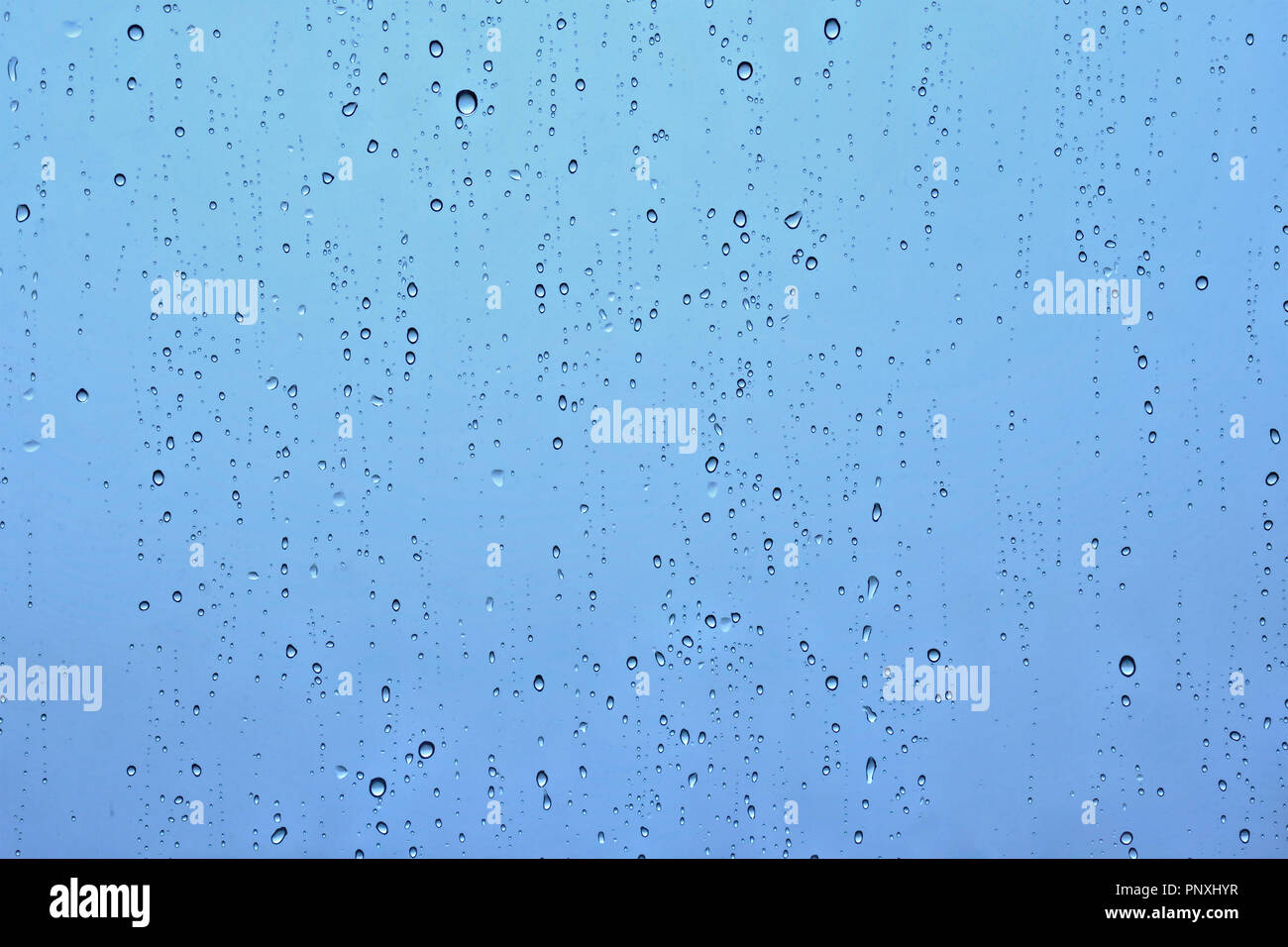 Gocce di pioggia sulla finestra Foto Stock