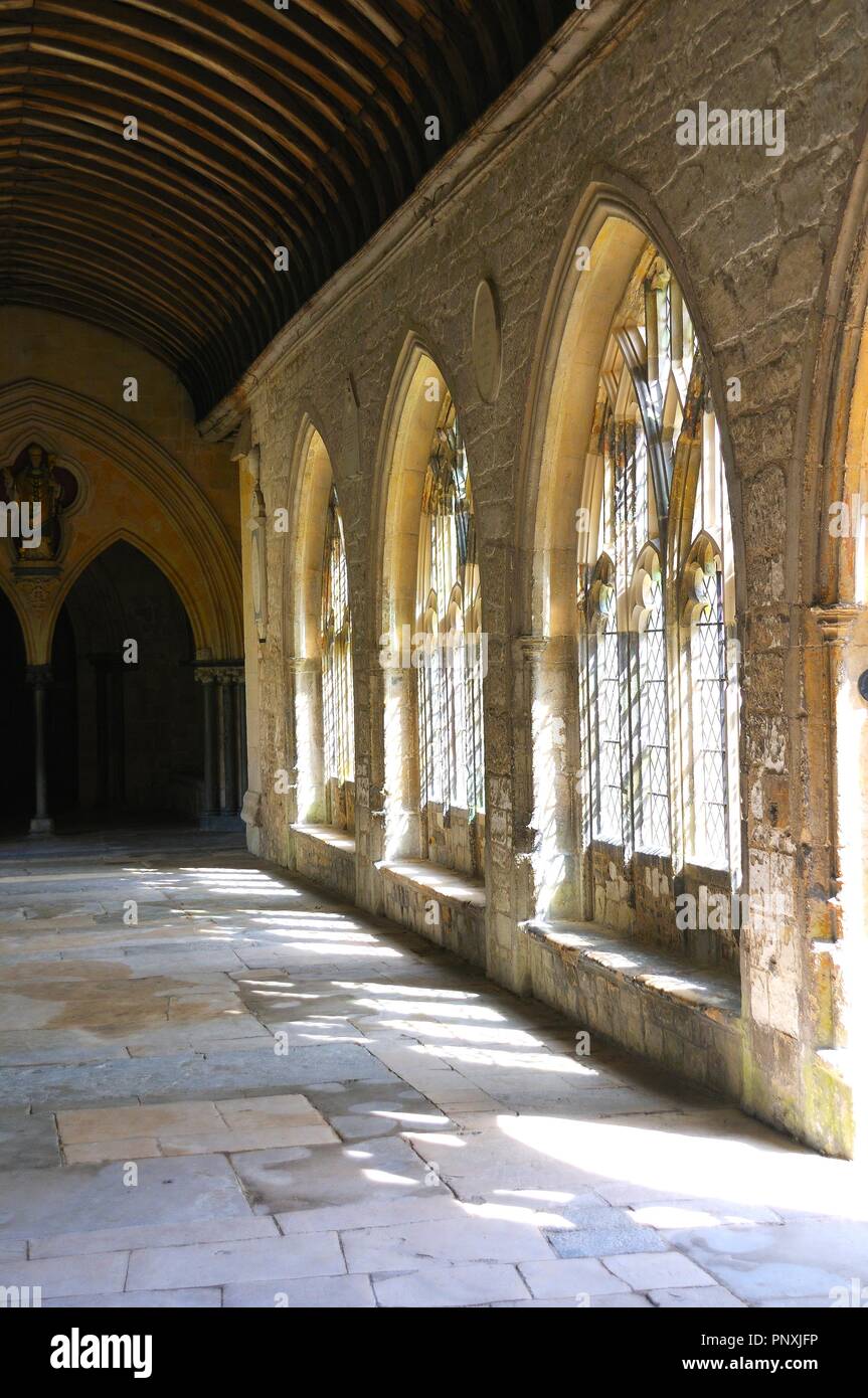 Il chiostro con la Cattedrale di Chichester Foto Stock