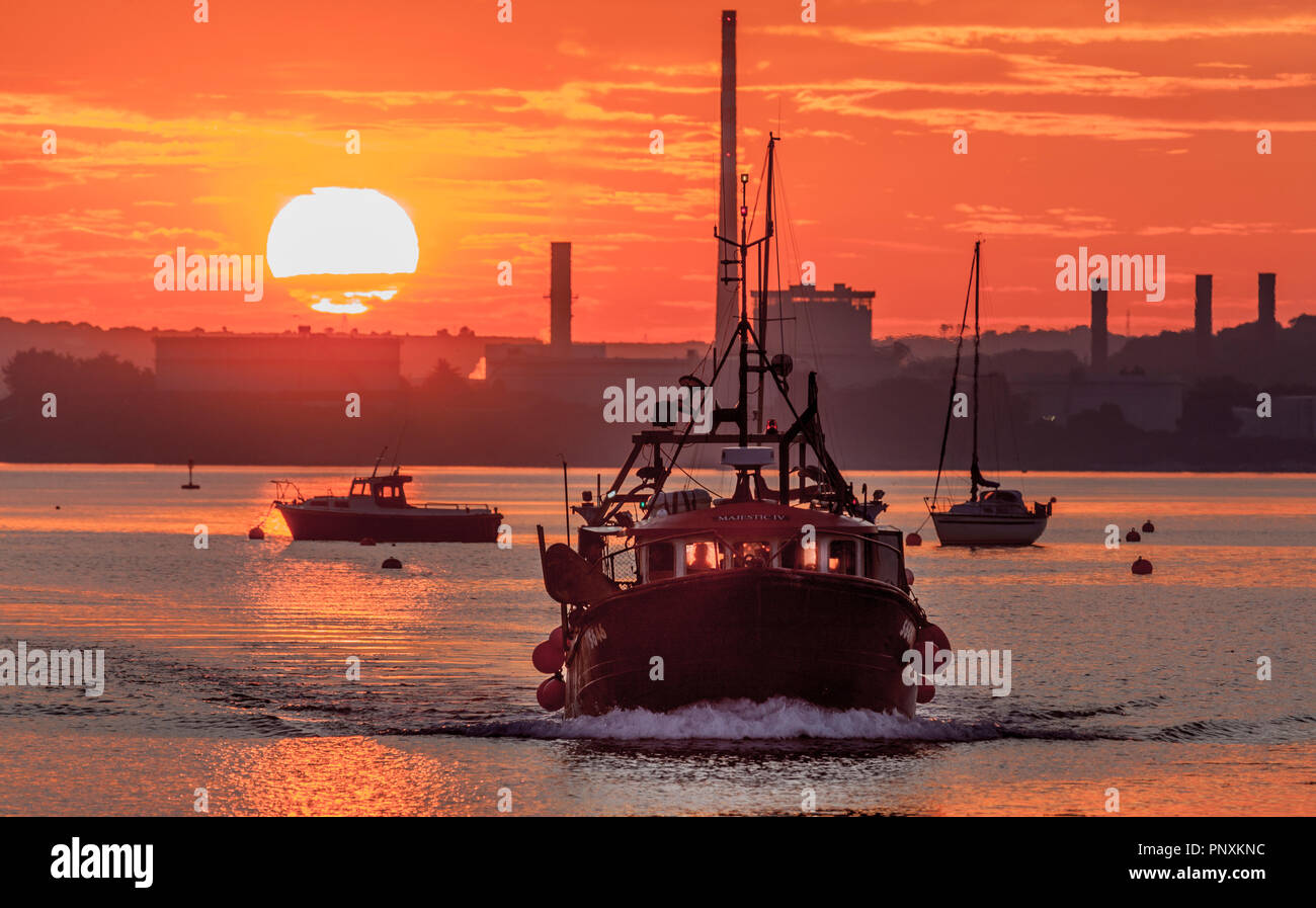 Crosshaven, Cork, Irlanda. Il 27 giugno, 2018. Trawler Majestic IV Homeward Bound con la cattura di pesce misto come il sole comincia a salire a livello Crosshaven Co Foto Stock