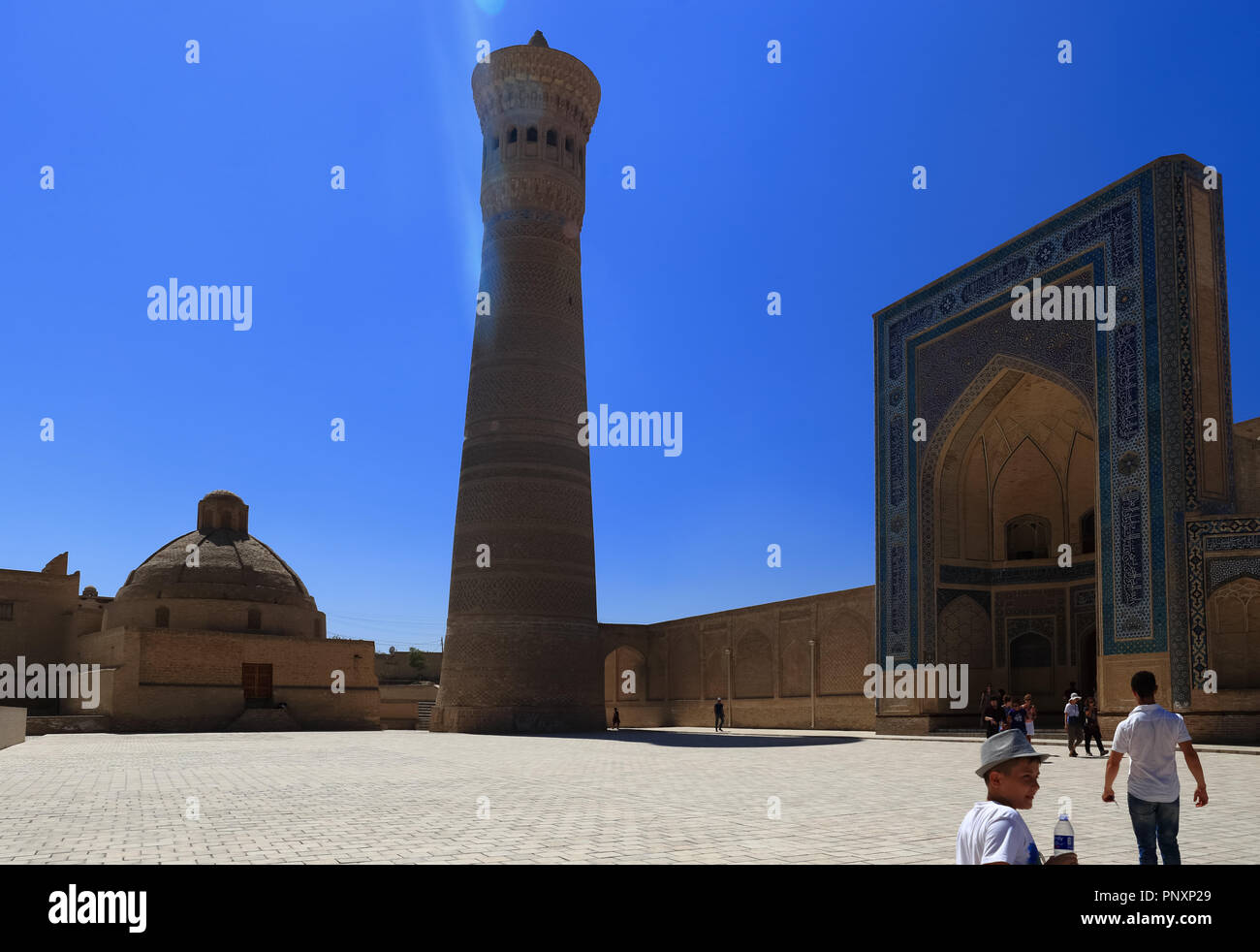 Bukhara, Uzbekistan - Agosto 27, 2016: Il Minareto Kalyan, fu costruito nel 1127 CE, stand come un incredibile meraviglia architettonica nell'antica via della seta. Foto Stock