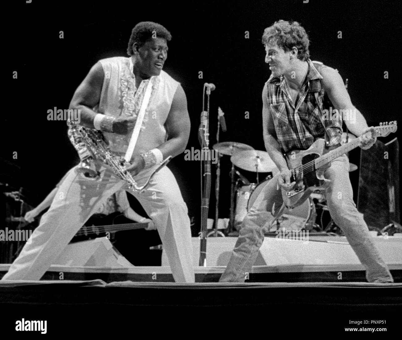 Clarence Clemons (sinistra) Bruce Springsteen (destra) in concerto al Cotton Bowl Dallas Tx 1985 Foto Stock