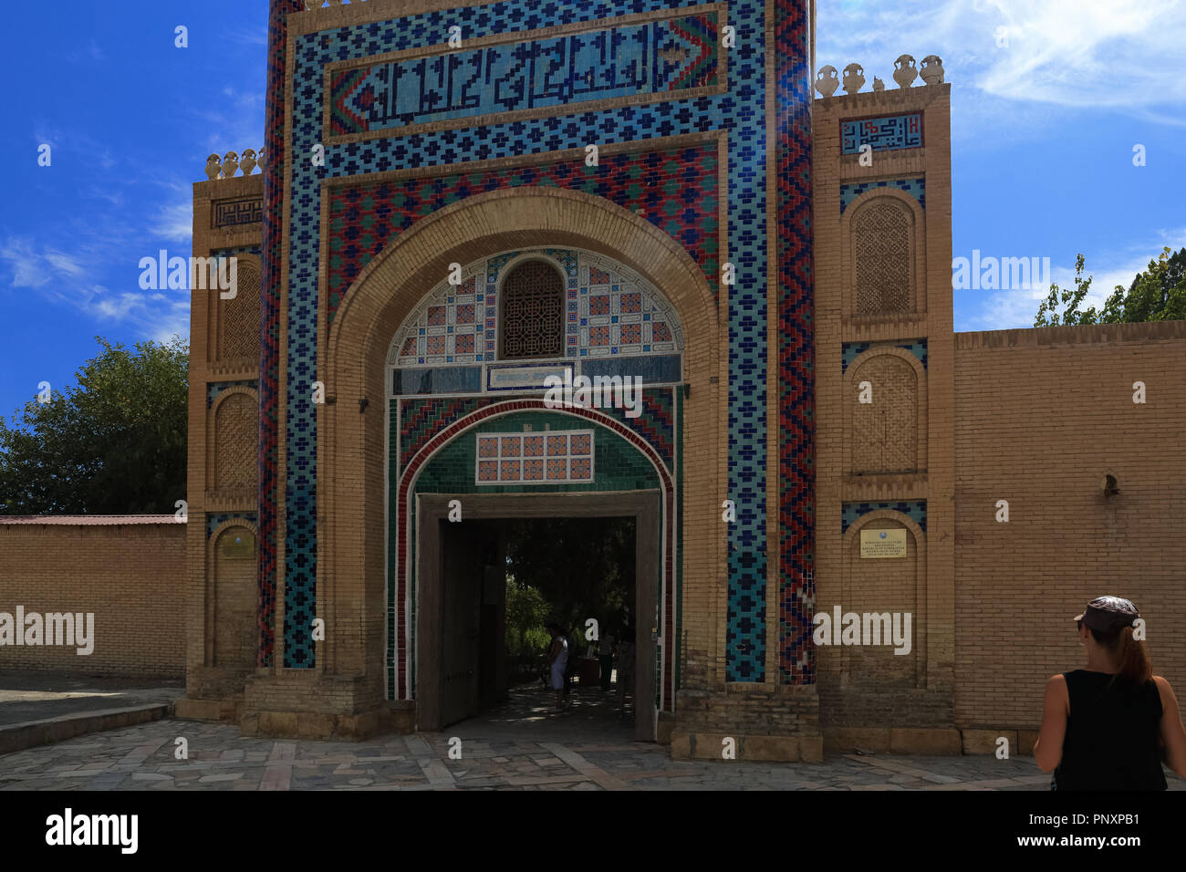 Bukhara, Uzbekistan - Agosto 28, 2016: ingresso al Sitorai Mokhi Khosa palace e sconosciuto i turisti stanno entrando nel sito. Foto Stock