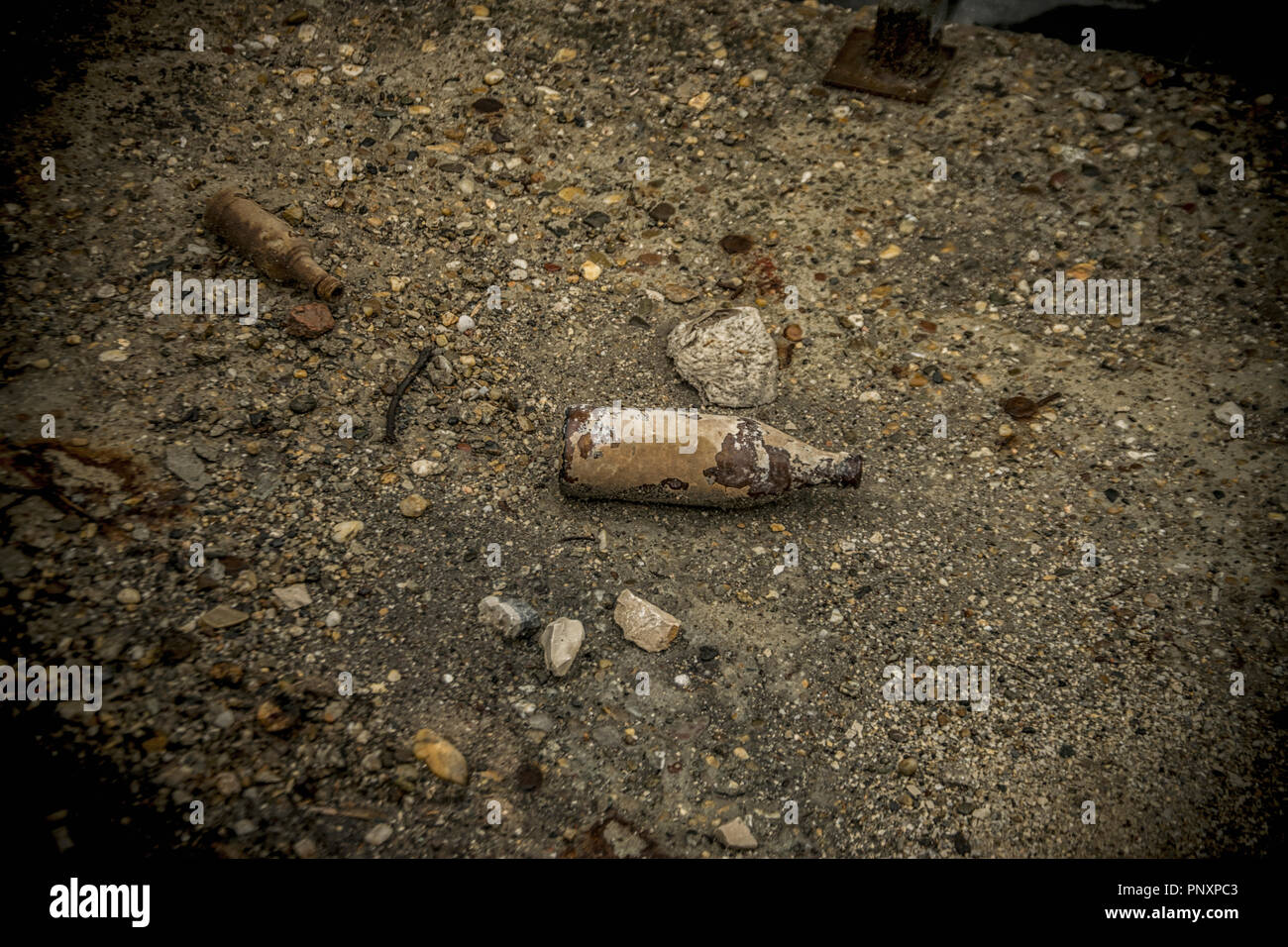 Bottiglie di birra e sporcizia sul terreno Foto Stock