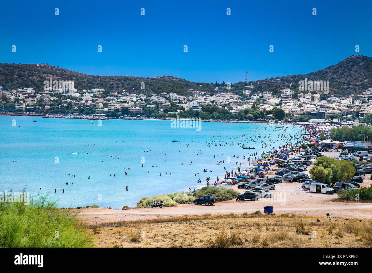 Vista panoramica sulla spiaggia Yabanaki e varchiza lungomare in vari, Atene, Grecia. Foto Stock
