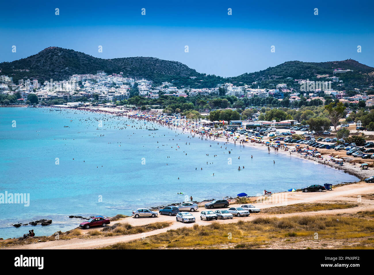Vista panoramica sulla spiaggia Yabanaki e varchiza lungomare in vari, Atene, Grecia. Foto Stock