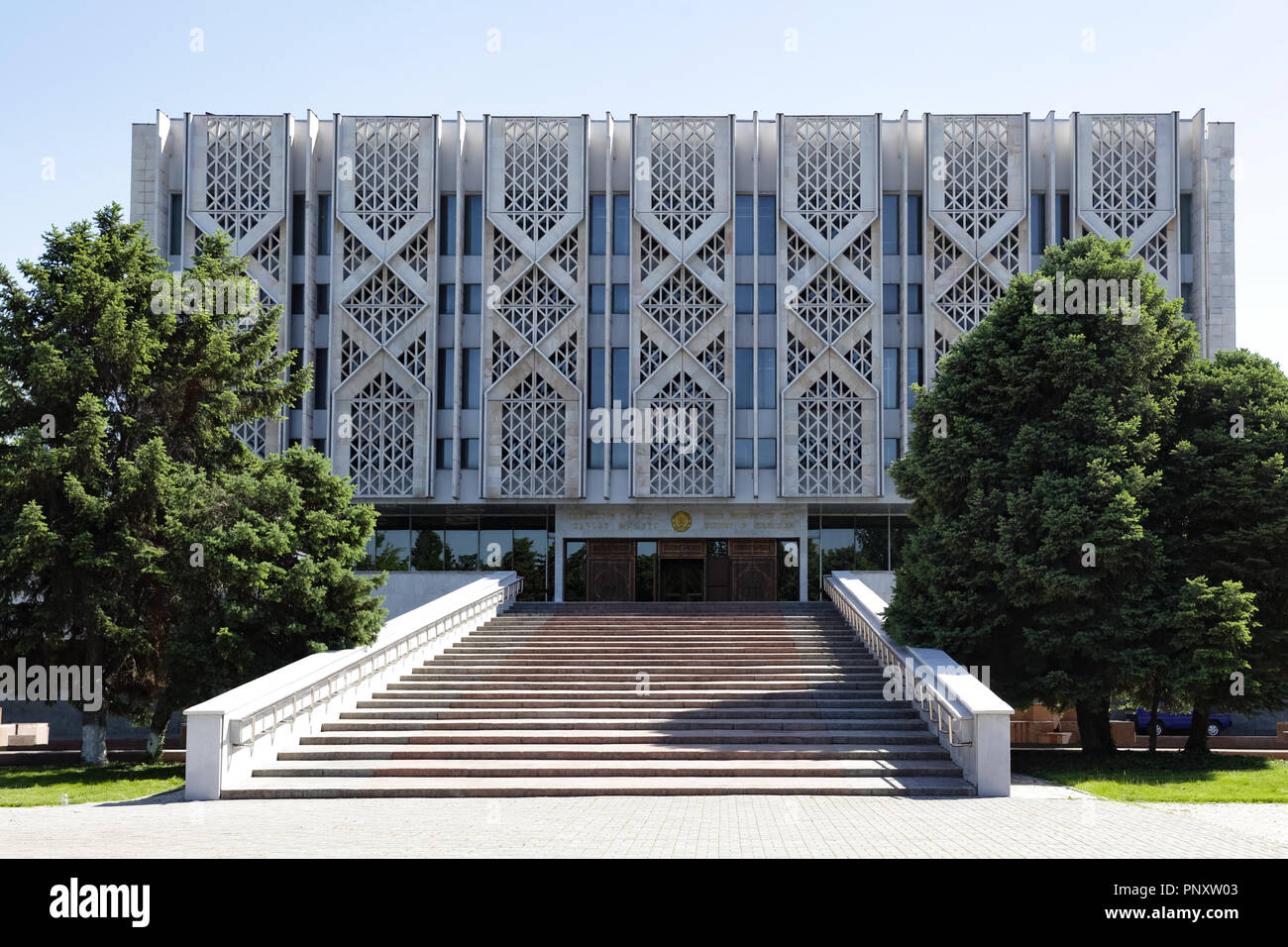 Tashkent, Uzbekistan - 12 Maggio 2017: vista laterale anteriore del Museo Statale di Storia dell Uzbekistan, un famoso punto di riferimento nella città che attraggono i turisti. Foto Stock