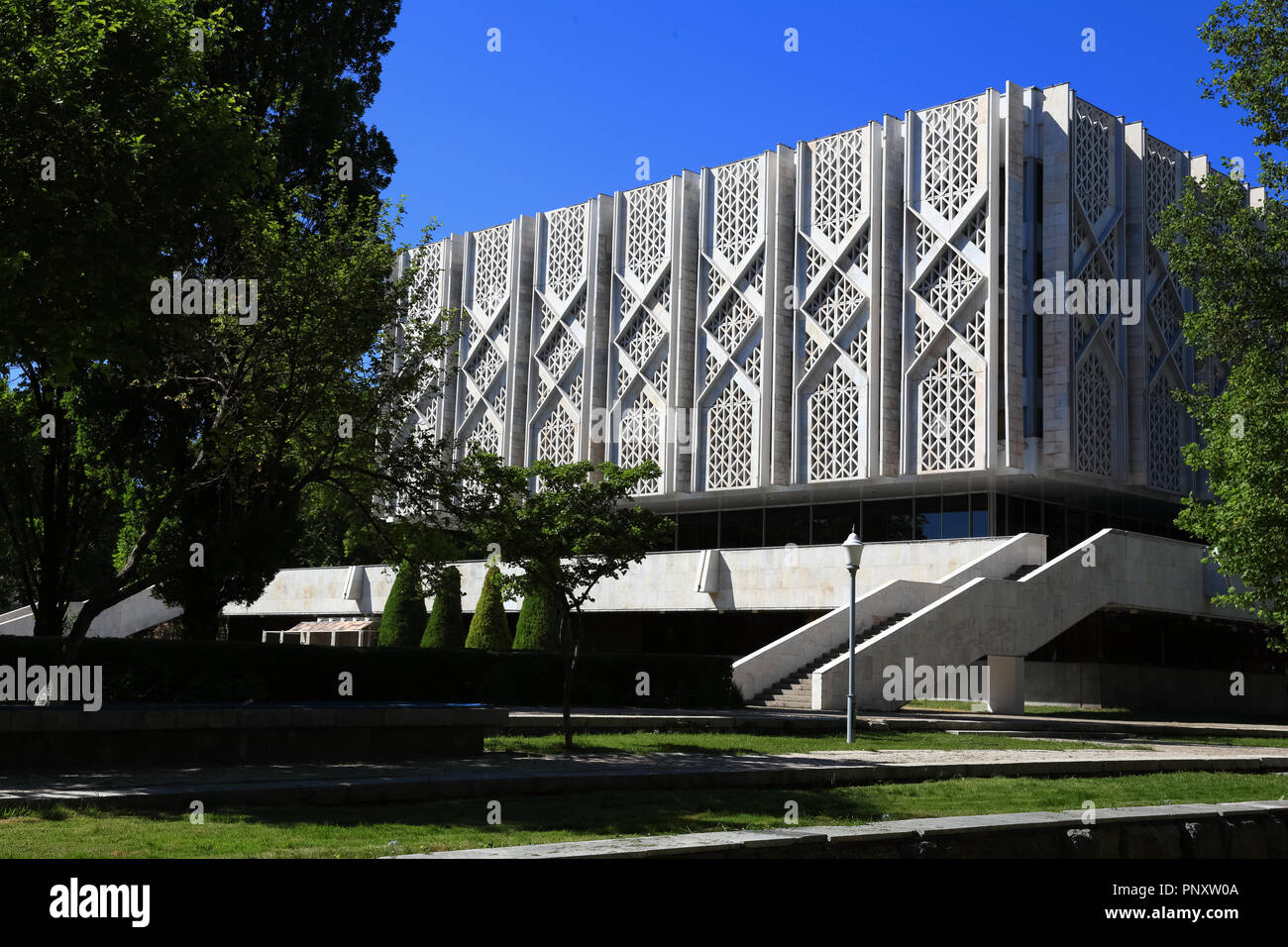 Tashkent, Uzbekistan - 12 Maggio 2017: vista dal lato posteriore del Museo Statale di Storia dell Uzbekistan, un famoso punto di riferimento nella città che attraggono i turisti. Foto Stock