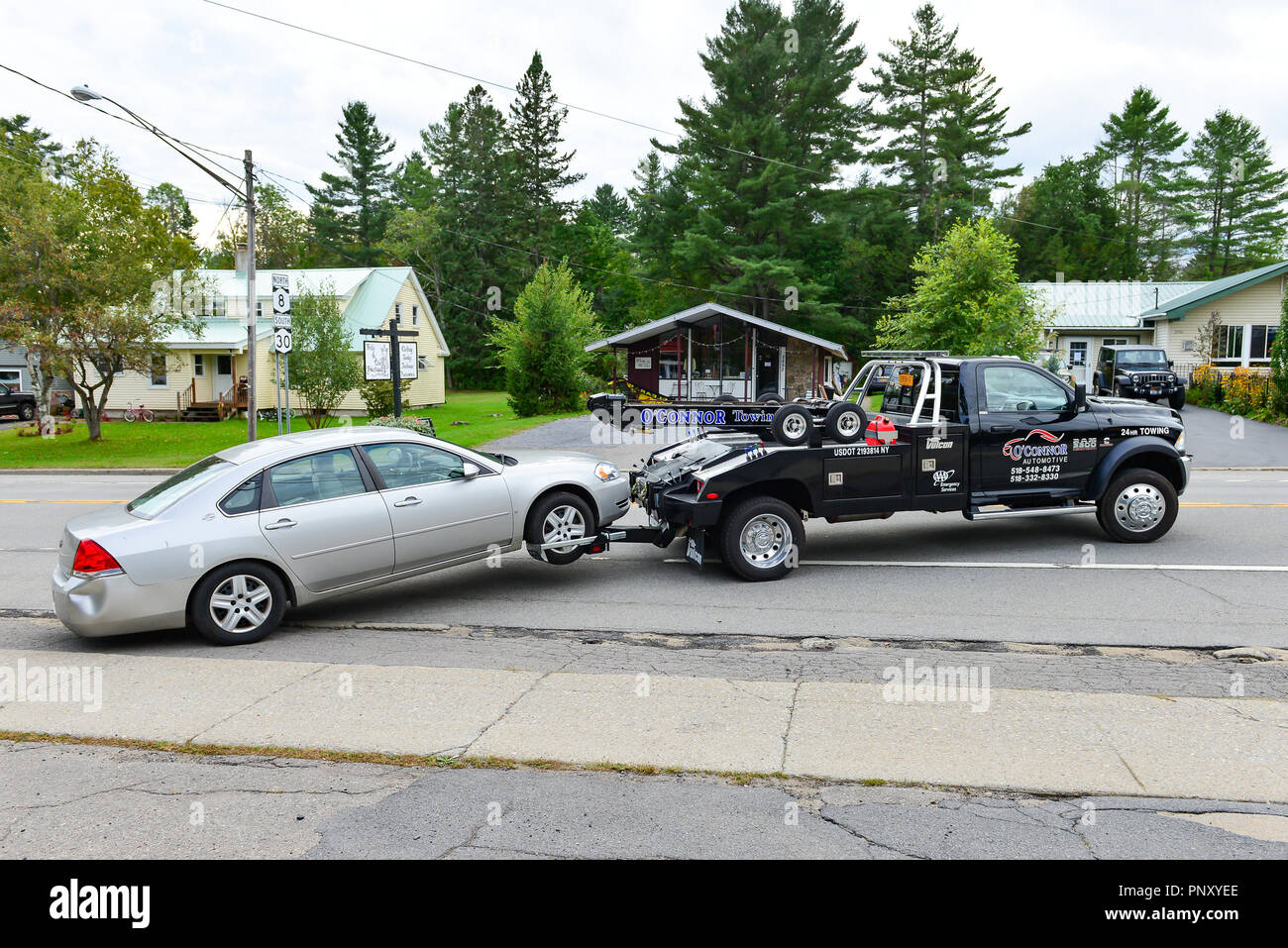 Un carrello di traino il traino di una automobile per il servizio. Foto Stock