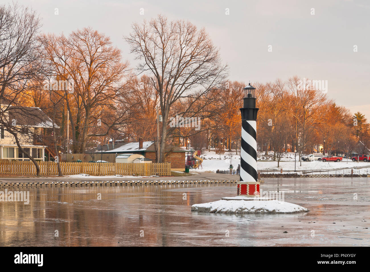 Inverno tramonto sul faro nel lago a January-Wabash Park, Ferguson (Saint Louis, Missouri. Foto Stock