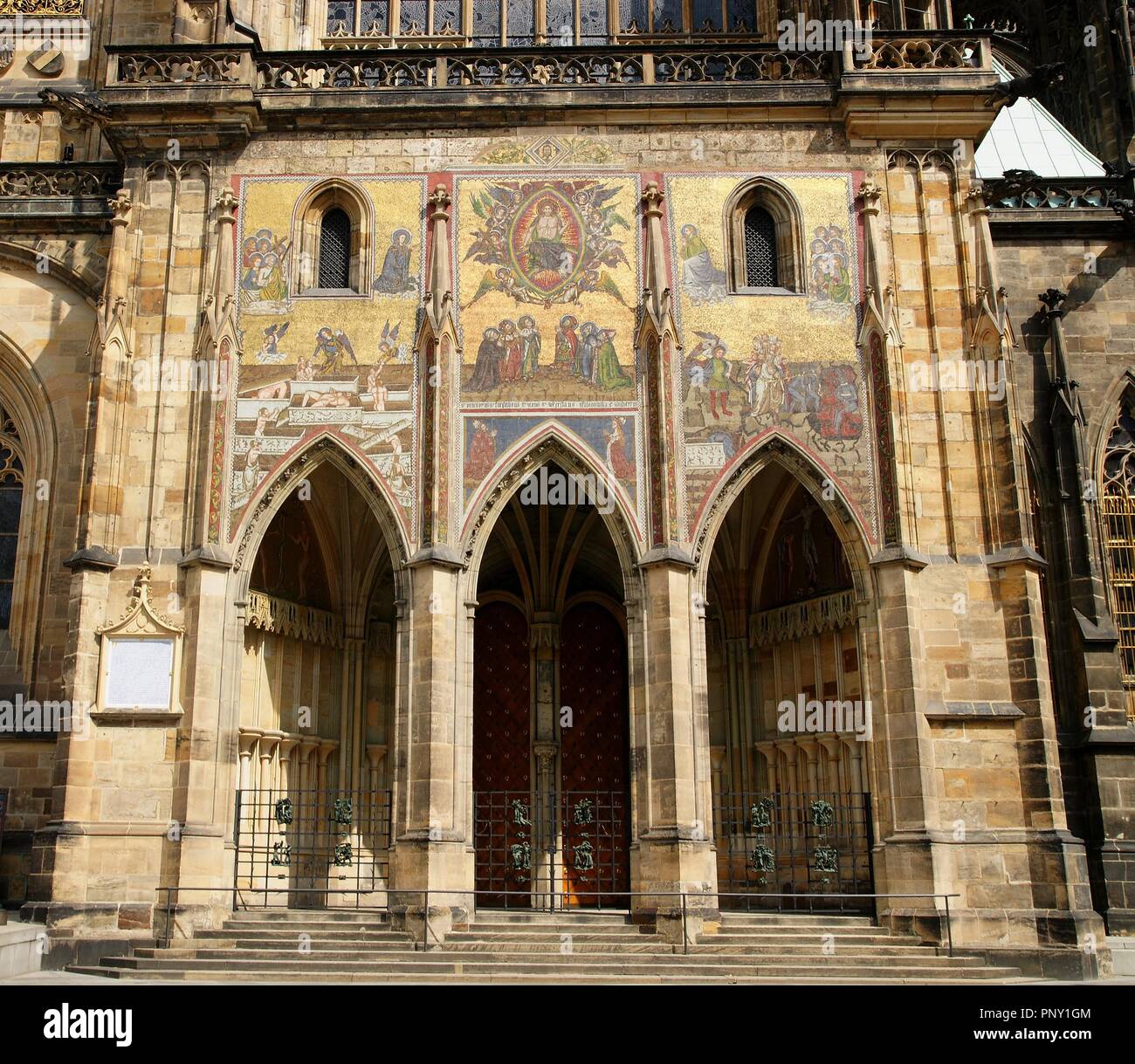 Repubblica ceca. Praga. Cattedrale di San Vito. Il Golden Gate. Il mosaico del Giudizio universale (1372), da Niccoletto Semitecolo, pittore italiano del primo Rinascimento. Il XIV secolo. Complesso del Castello. Foto Stock