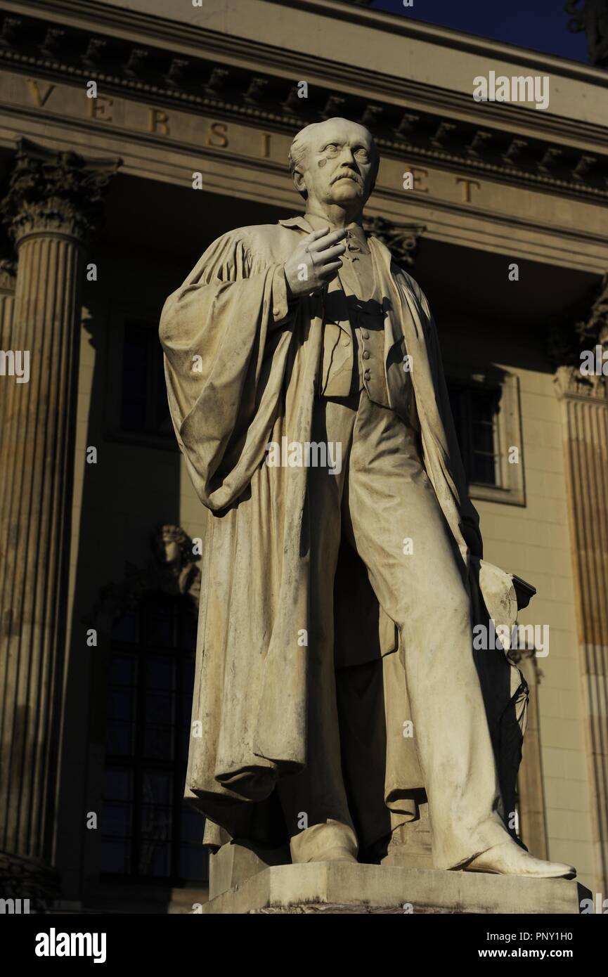 Hermann von Helmholtz (Potsdam, 1821-Charlottenburg, 1894). Il tedesco lo scienziato e filosofo. Statua dello scultore Ernst Herter, situato alla Humboldt University. Berlino. Germania. Foto Stock