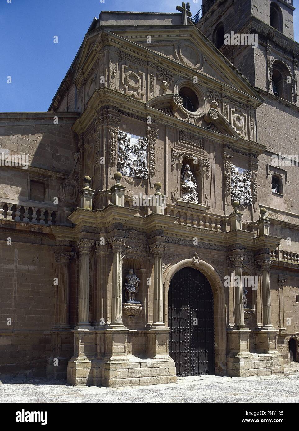 Spagna. La Rioja. Calahorra. Cattedrale. La costruzione iniziò nel XV secolo ma è continuato fino al XVII secolo. Facciata barocca, 1680-1704 da Santiago e Juan Raon. Foto Stock