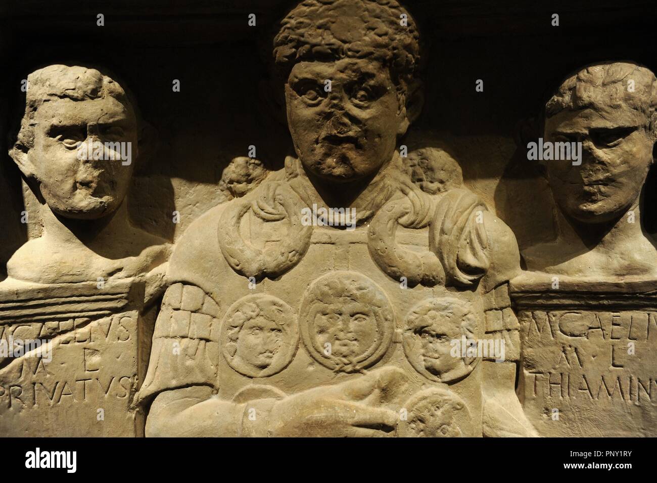 Oggetto contrassegnato per la rimozione definitiva di Centurio Marcus Caelius. Dettaglio. Erworben 1980. Marcus Caelius cadde all'età di 53 insieme con i suoi due schiavi liberati durante la battaglia di varo in 9 CE. Suo fratello aveva questa lapide eretta per lui. Calco della stele. Museo Storico Tedesco. Berlino. Germania. (Originale in Rhenish Museo di Stato di Bonn). Foto Stock