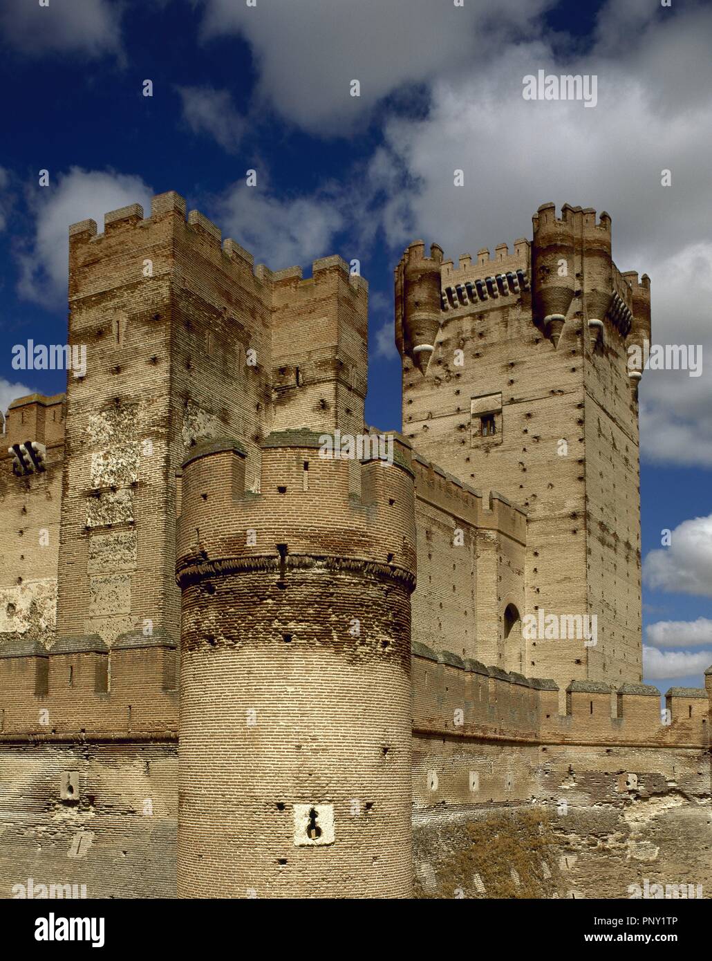 Spagna. Castilla y León. Medina del Campo. Castello di La Mota. Ricostruita fortezza medievale. Gotica architettura militare con elementi di Moresco. Vista esterna. Foto Stock