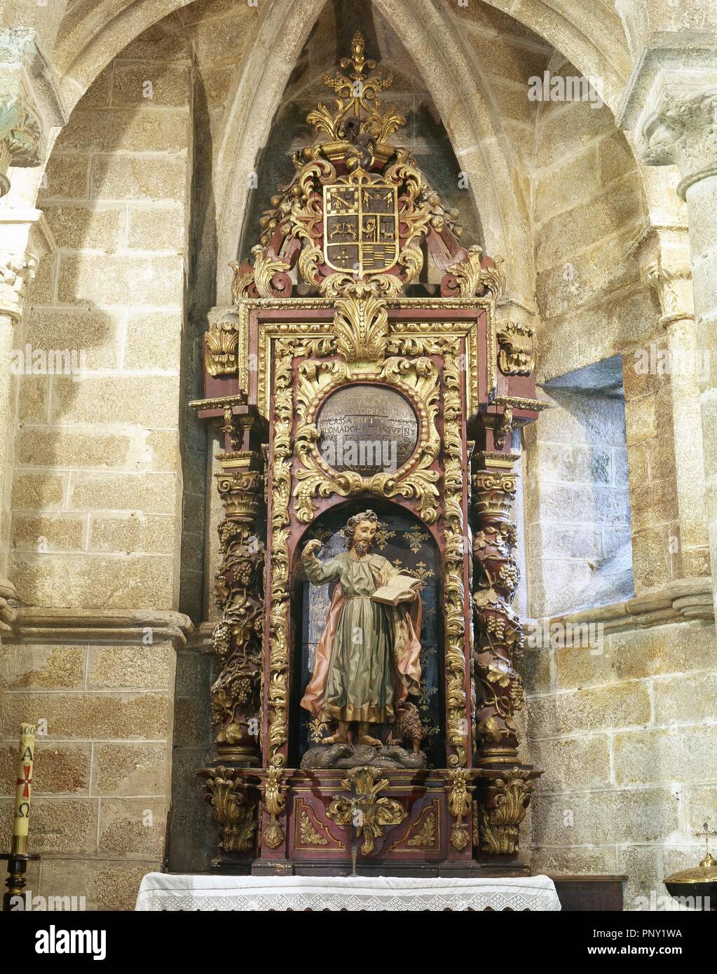 Spagna Galizia, provincia di La Coruña-a, Betanzos. Chiesa di Santiago. Chiesa gotica costruita nel XV secolo da Fernan Perez de Andrade. La scultura dedicata a San Marco Evangelista. Foto Stock