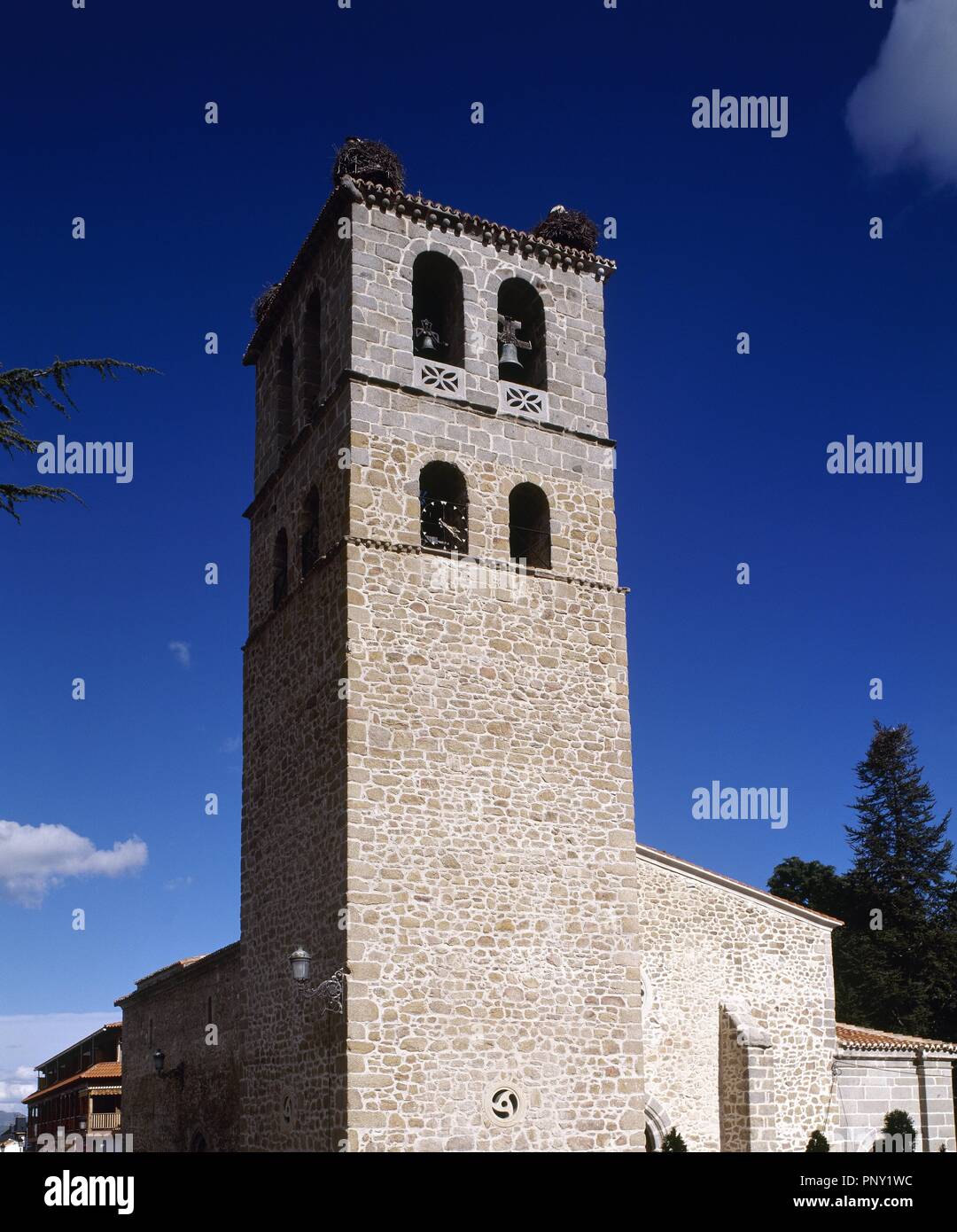 COMUNIDAD DE MADRID. MANZANARES EL REAL. Vista de la torre-Campanario de la Iglesia de Nuestra Señora de las Nieves, construida en estilo renacentista A mediados del s. XV y ampliada A mediados del s. XVI. Conserva dos campanas muy antiguas llamadas "Ave Maria" y 'María y José'. España. Foto Stock