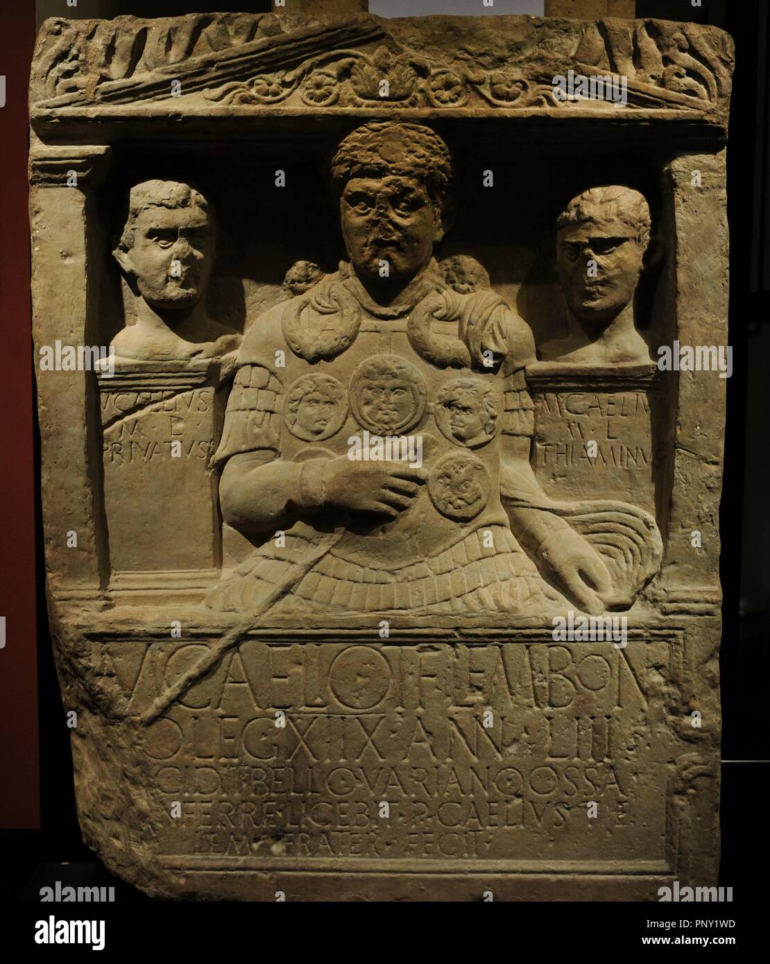 Oggetto contrassegnato per la rimozione definitiva di Centurio Marcus Caelius. Erworben 1980. Marcus Caelius cadde all'età di 53 insieme con i suoi due schiavi liberati durante la battaglia di varo in 9 CE. Suo fratello aveva questa lapide eretta per lui. Calco della stele. Museo Storico Tedesco. Berlino. Germania. (Originale in Rhenish Museo di Stato di Bonn). Foto Stock