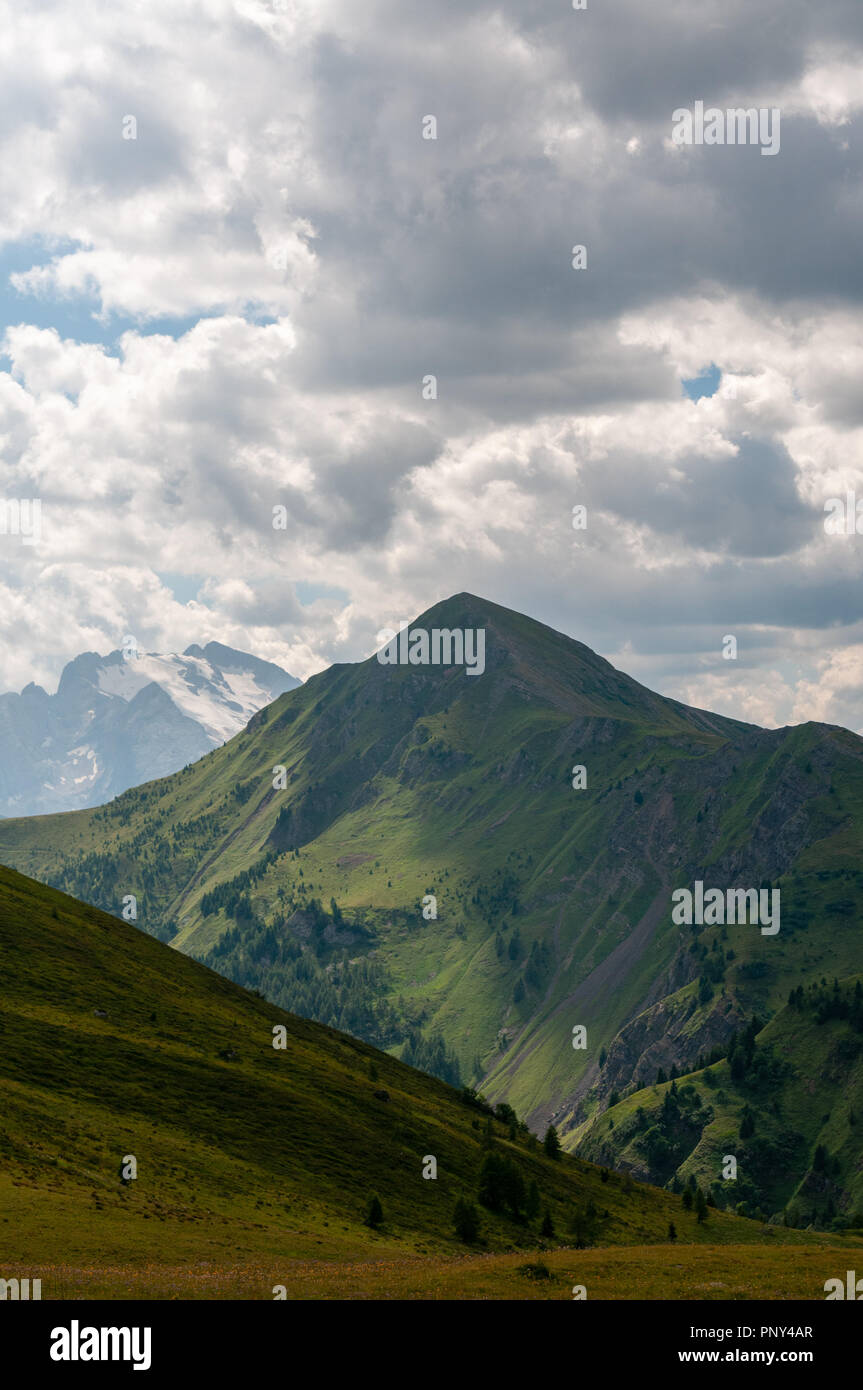 Impressione del Passo di Giau, in orientamento orizzontale, in un pomeriggio d'estate. Foto Stock