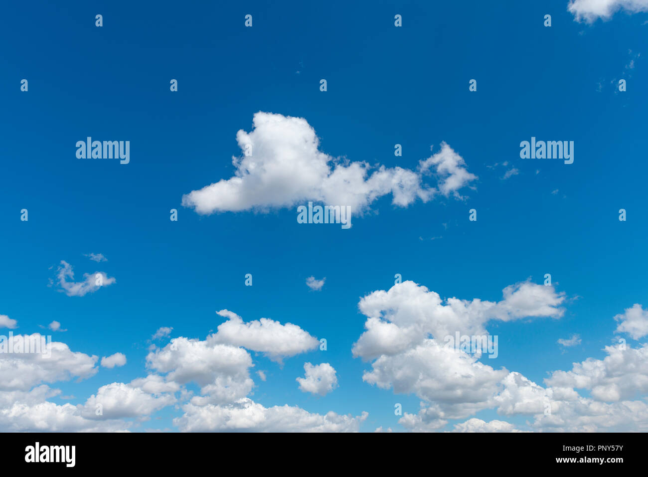 Piccole nuvole con il cielo blu, il fair weather Nuvole, Andalusia, Spagna Foto Stock