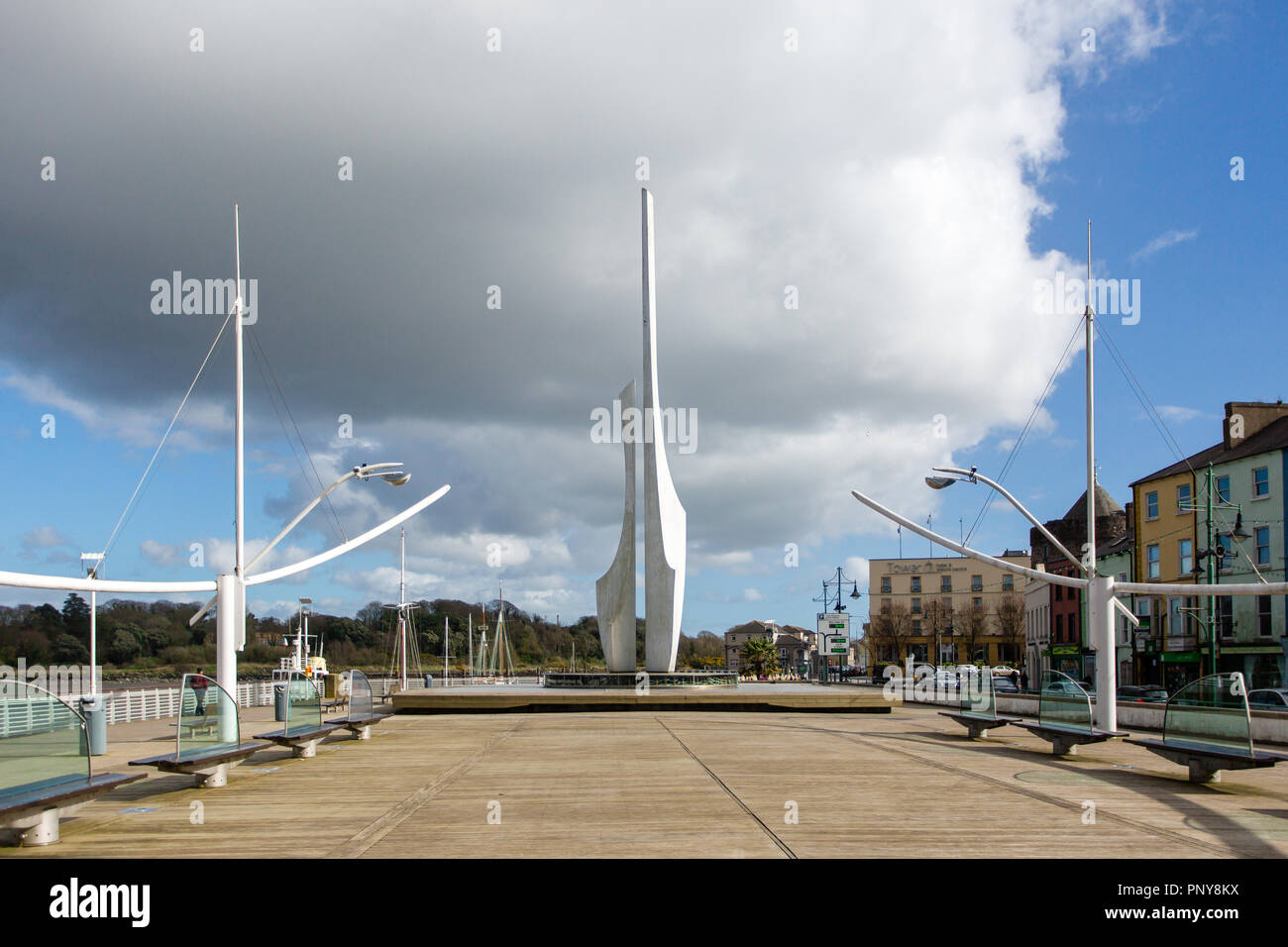 Scultura astratta della nave al William Vincent Wallace Plaza in Waterford, eretto per onorare la Waterford nato compositore operistico. Foto Stock