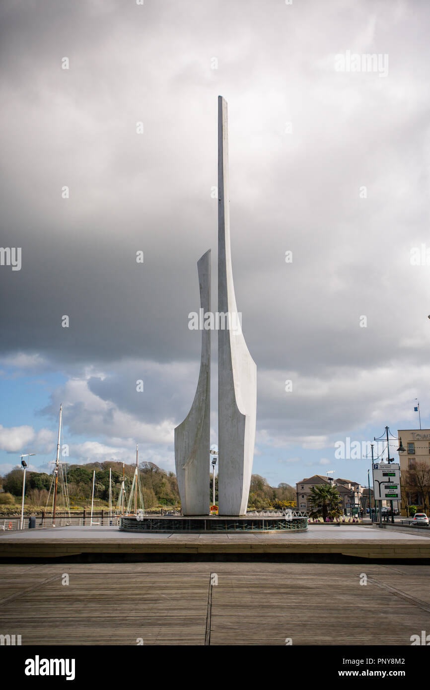Scultura astratta della nave al William Vincent Wallace Plaza in Waterford, eretto per onorare la Waterford nato compositore operistico. Foto Stock