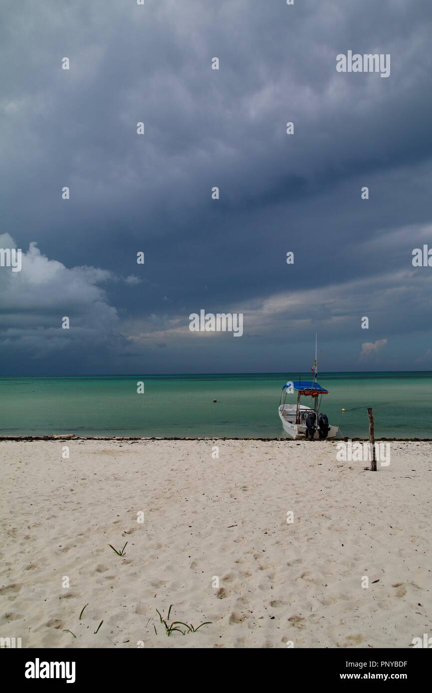 Dark tempesta tropicale la formazione di nubi e la costruzione nei Caraibi off isola di Cozumel in Messico Foto Stock