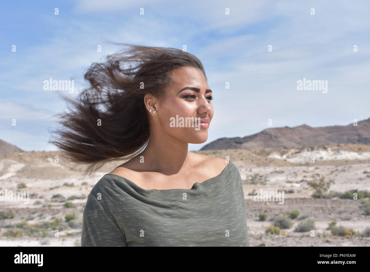 Razza mista ragazza nel deserto con i capelli al vento Foto Stock