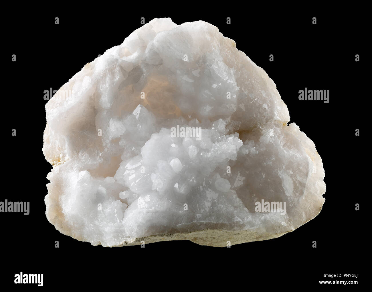 Quarzo bianco geode cristalli dal Marocco isolati su sfondo nero Foto stock  - Alamy