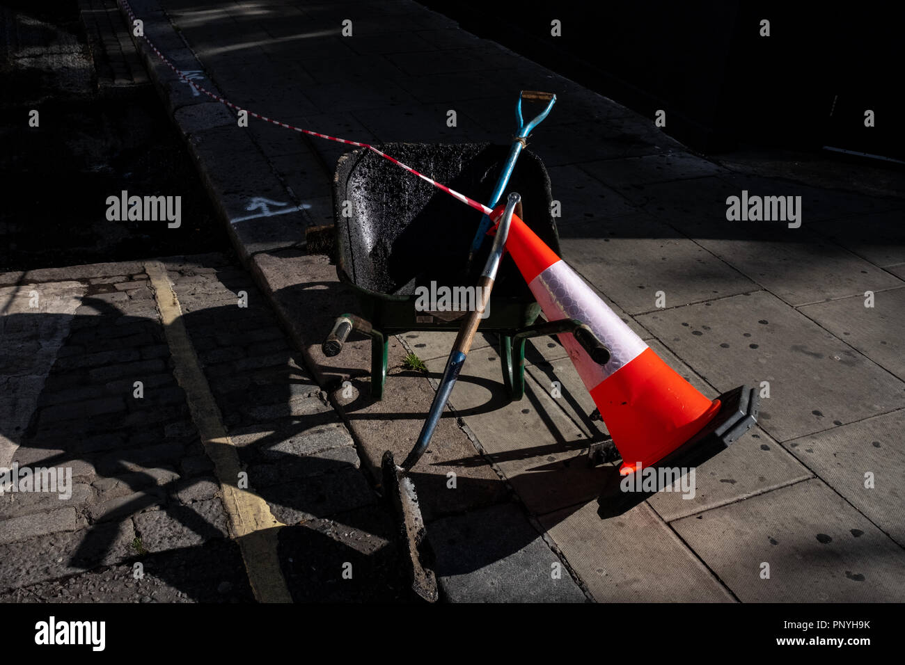 Caldo sole su strumenti a sinistra in strada, Londra Foto Stock