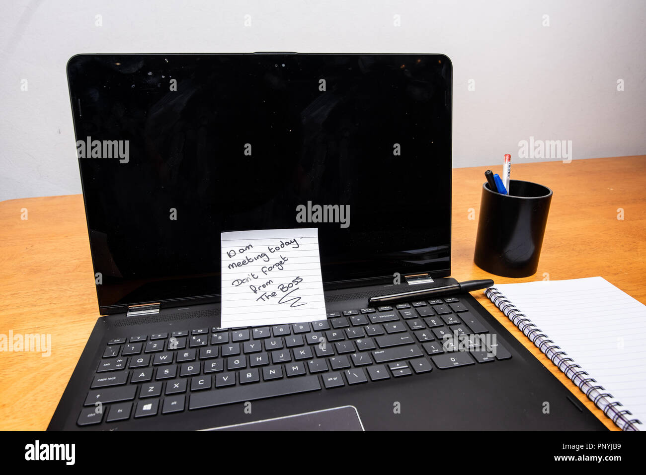 Lap top con post-it Foto Stock