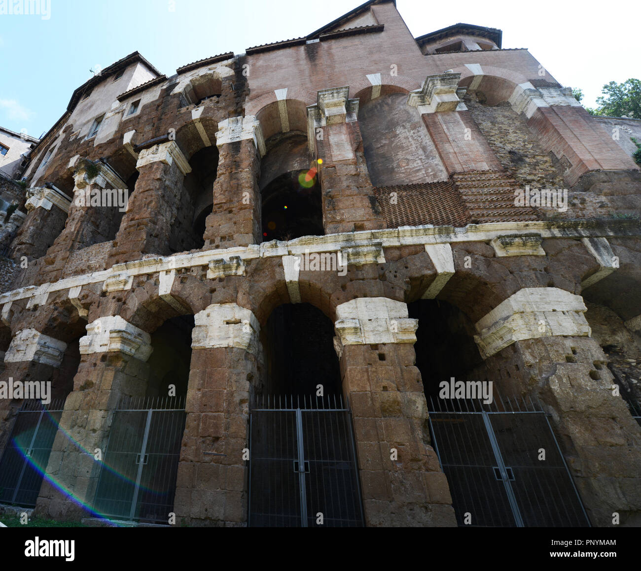 Il Teatro di Marcello è un teatro romano iniziata da Giulio Cesare & pre-dating il Colosseo. Foto Stock