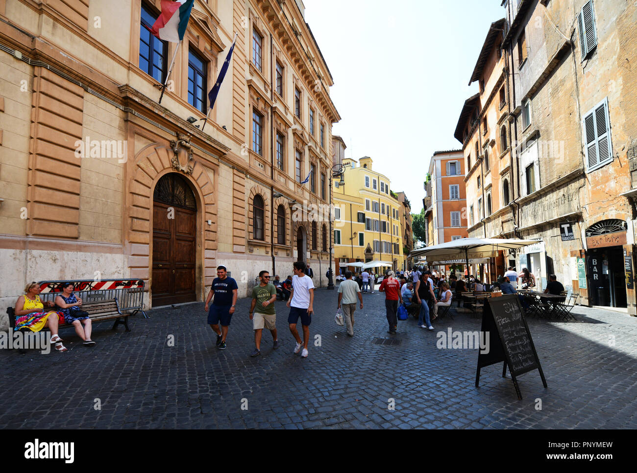 Strada pedonale in Roma il Ghetto ebraico del quartiere. Foto Stock