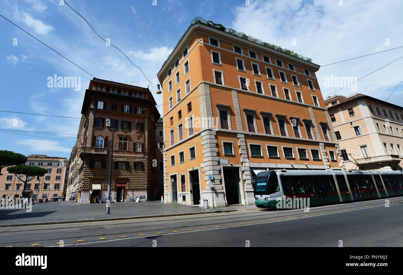 Un tram su Via delle Botteghe Oscure vicino a Largo di Torre Argentina di Roma. Foto Stock