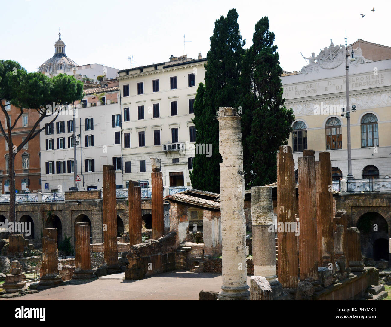 Largo di Torre Argentina è una grande piazza di Roma con molte rovine romane. Foto Stock