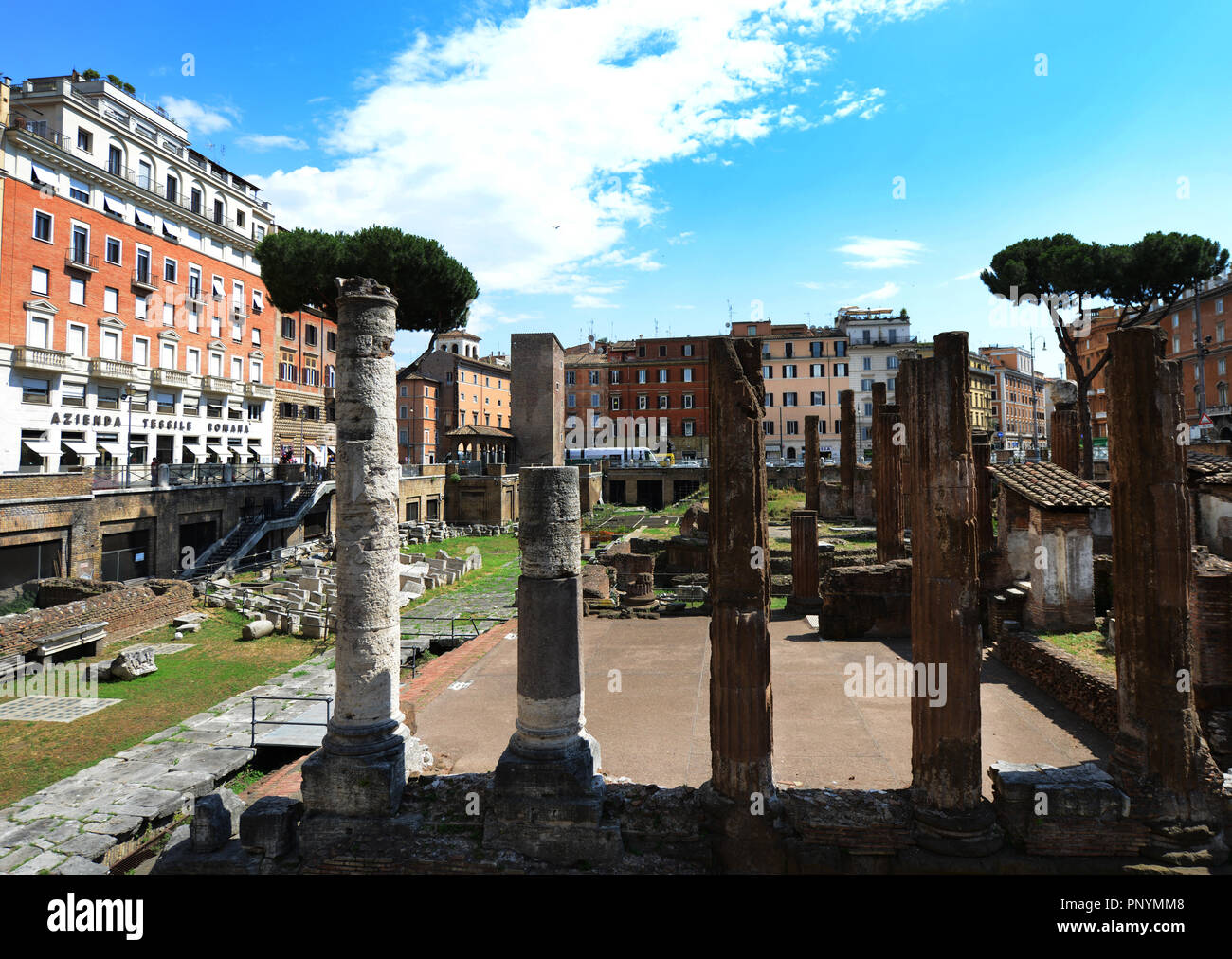 Largo di Torre Argentina è una grande piazza di Roma con molte rovine romane. Foto Stock