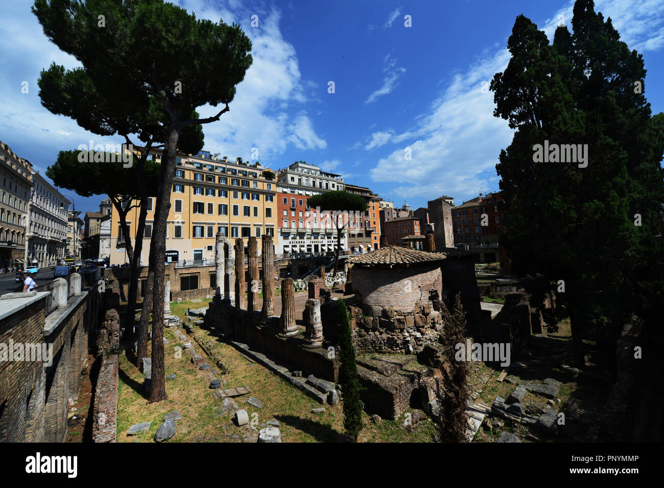 Largo di Torre Argentina è una grande piazza di Roma con molte rovine romane. Foto Stock