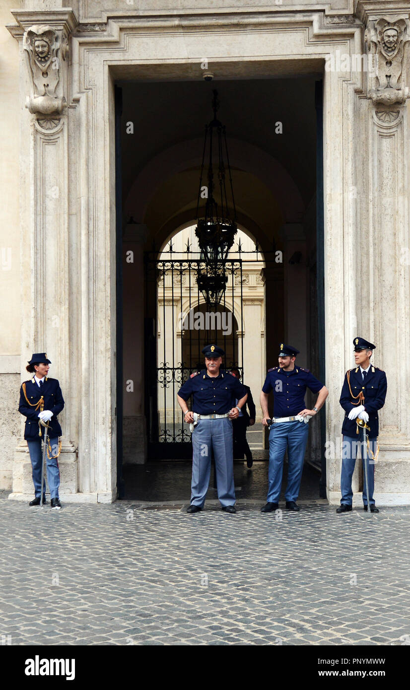 Protezioni a Palazzo Chigi - ornati in palazzo del XVI secolo, ora residenza ufficiale del primo ministro italiano, con visite guidate Foto Stock