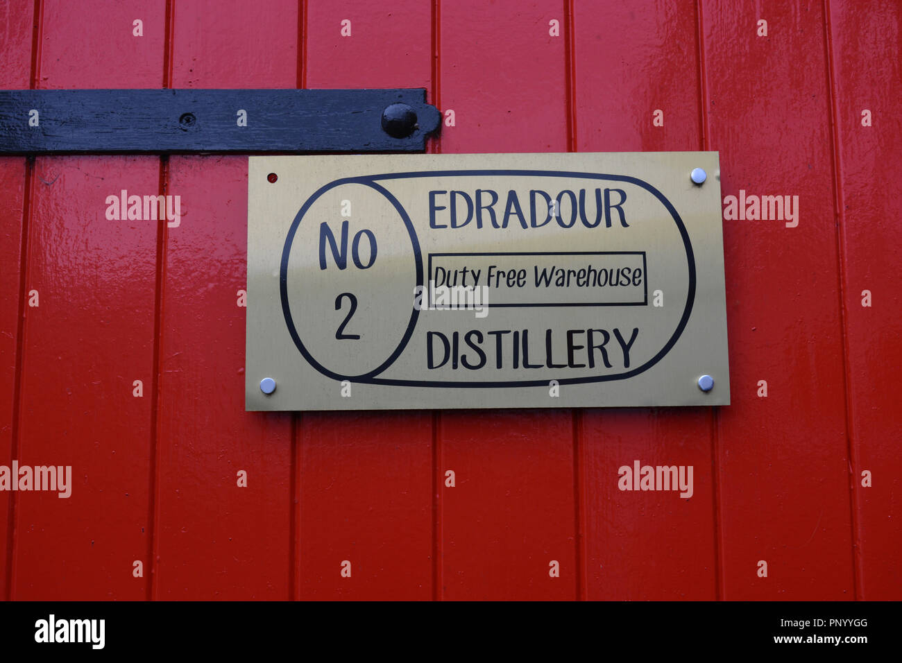 Edradour, rinomato come il più piccolo (ma ora seconda più piccola) roccaforte artigianale di single malt whisky da una distilleria agricola ancora oggi in produzione. Foto Stock