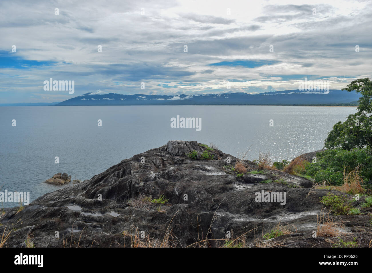 Le formazioni rocciose contro un cielo blu a Kande Beach, il Lago Malawi Malawi Foto Stock