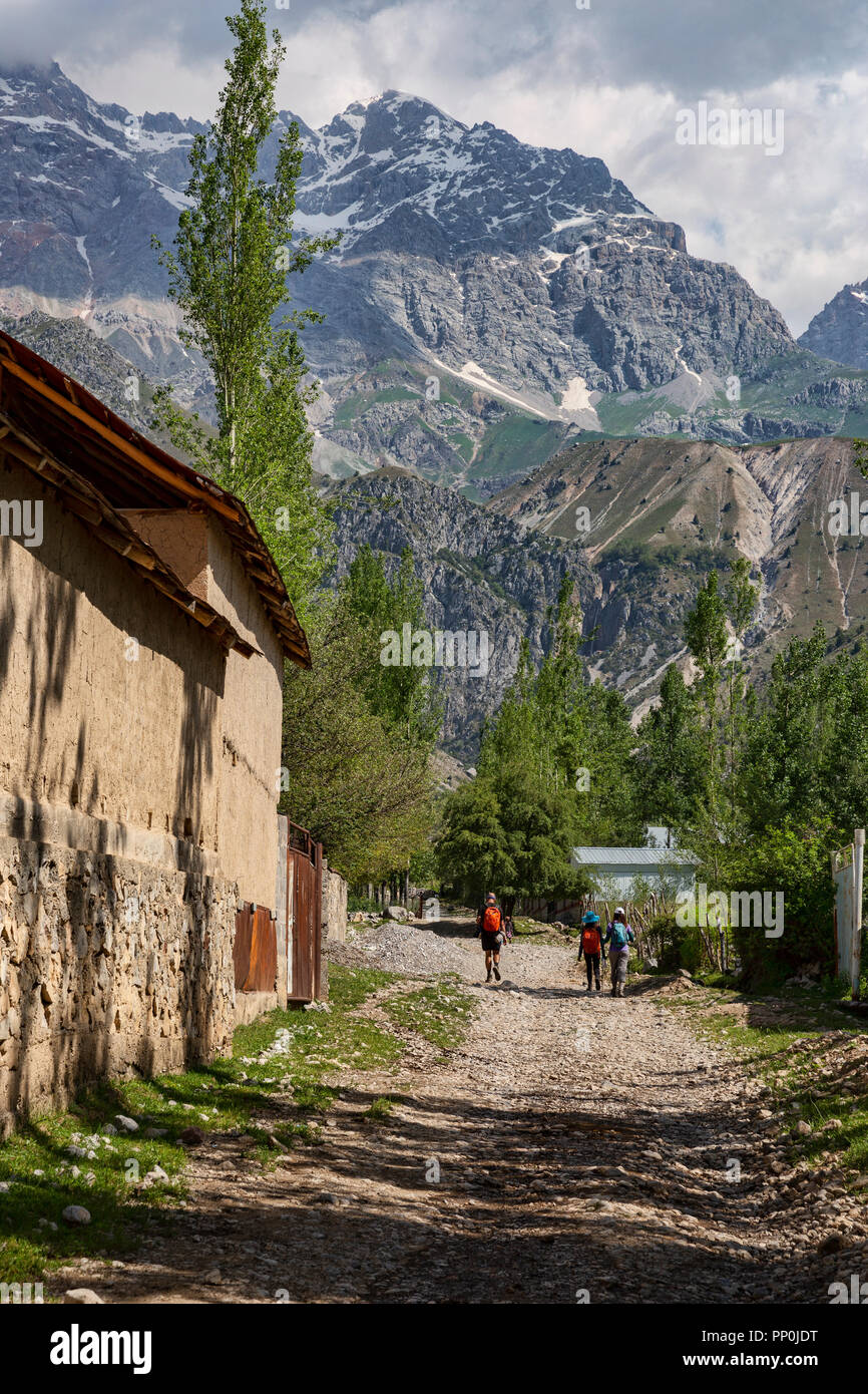 Arslanbob posticipata in Fergana montagne del sud-ovest del Kirghizistan Foto Stock